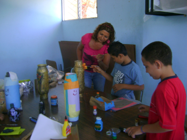 Taller de reciclaje en la Biblioteca Pública de Liberia